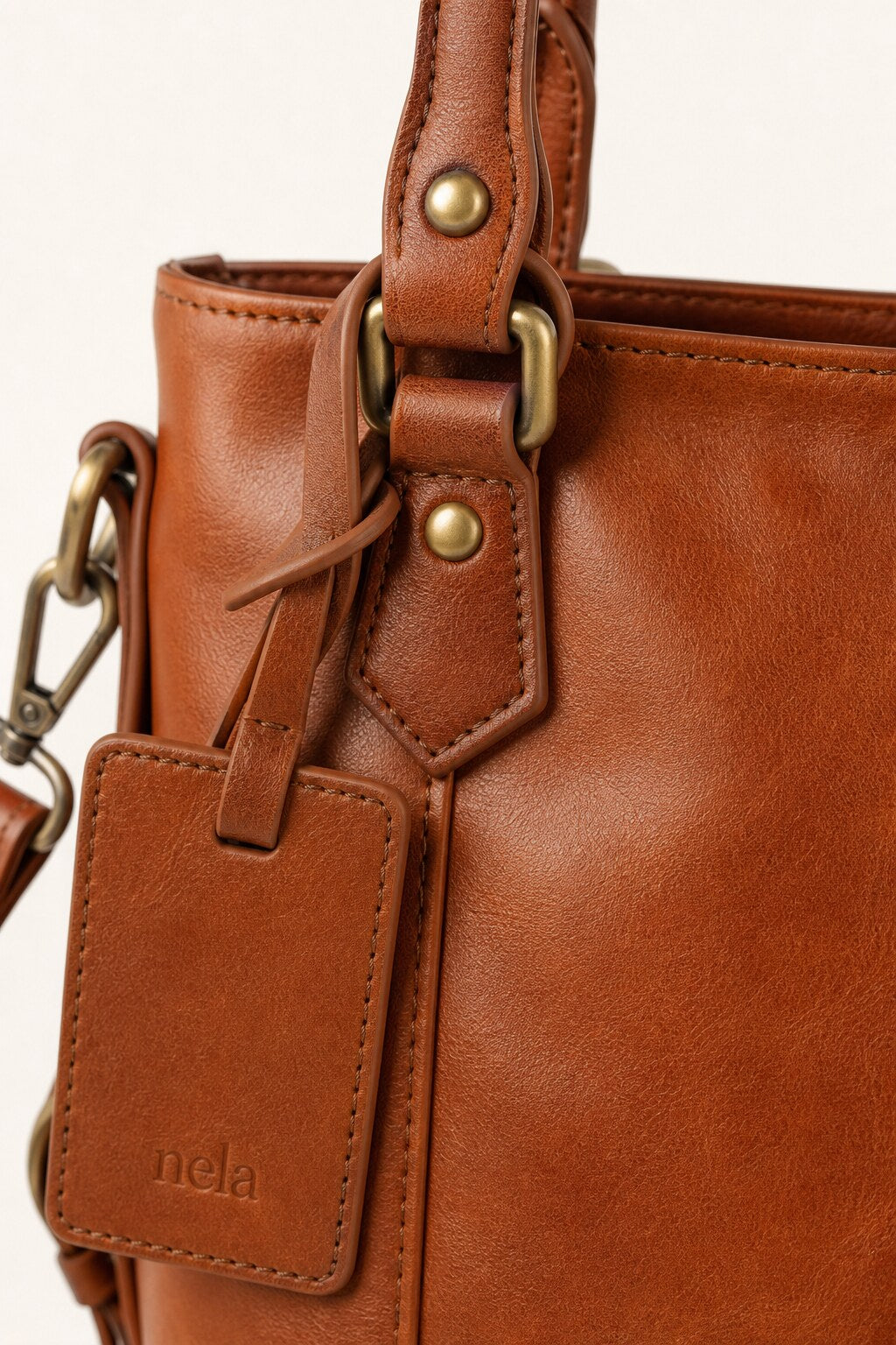 Alma detail in Chestnut Brown